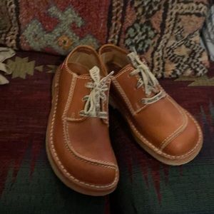 New never worn danish duckfeet leather shoes size 8 runs large and wide